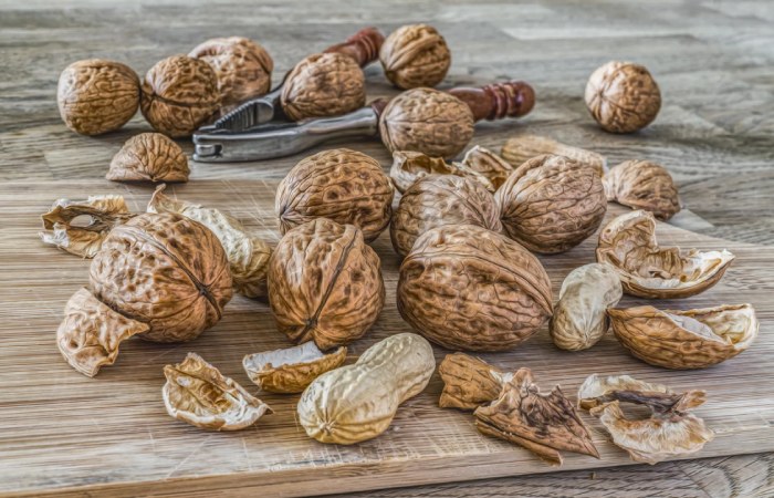 Foods rich in Vitamin E like walnuts